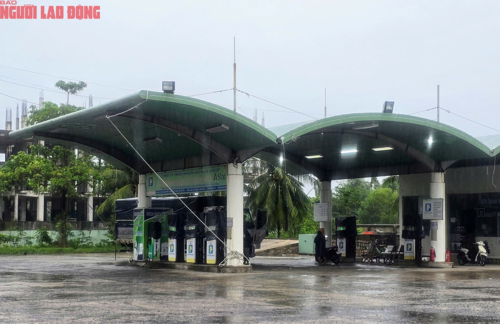 "Cháy" phòng khách sạn khi người dân đi tránh bão số 13 Kalmaegi- Ảnh 2. "Cháy" phòng khách sạn khi người dân đi tránh bão số 13 Kalmaegi- Ảnh 2.