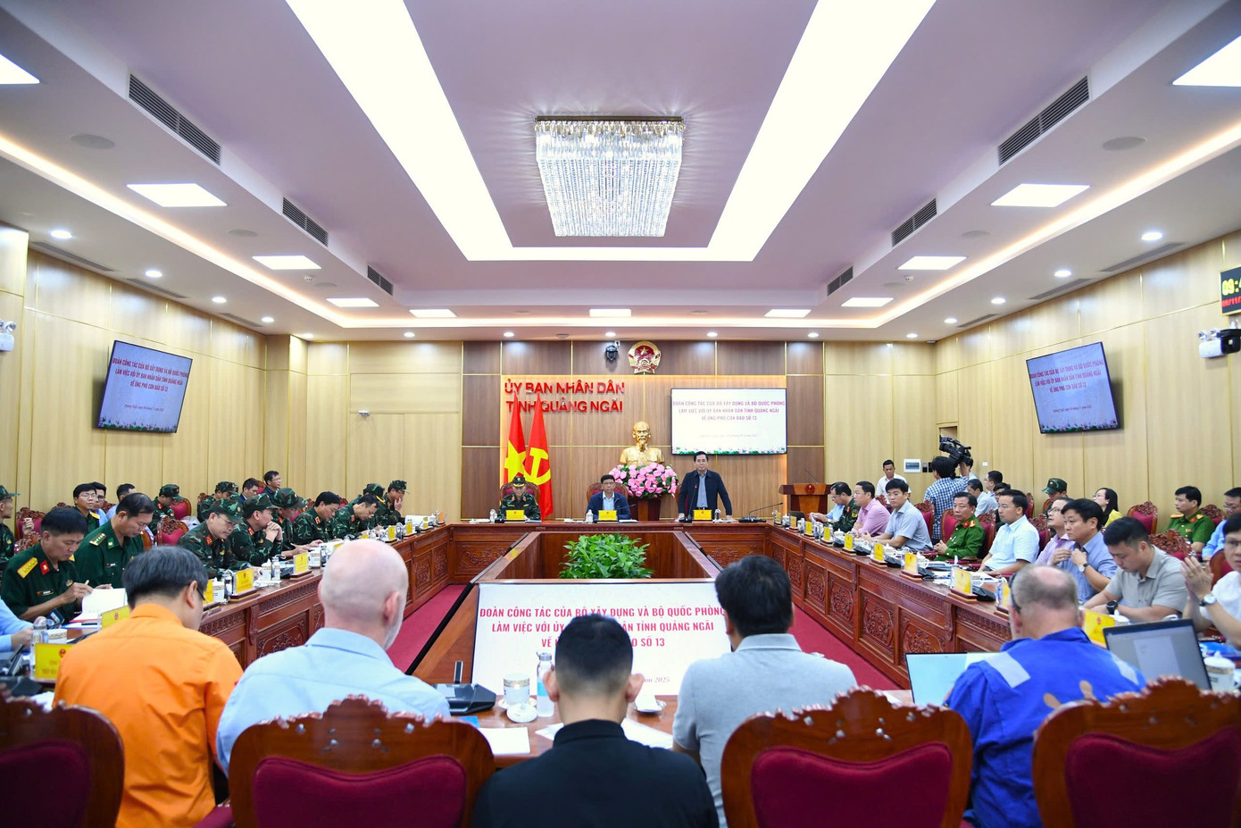 Bộ Quốc phòng và Bộ Xây dựng chỉ đạo ứng phó bão số 13 và sự cố tàu hàng 174.000 tấn- Ảnh 1.