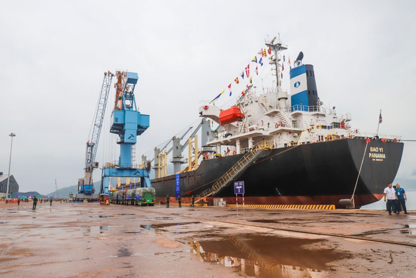 Thăm Khu kinh tế thu hút đầu tư hơn 19 tỷ USD của Việt Nam, lãnh đạo Lào ấn tượng vì điều gì?- Ảnh 3. Thăm Khu kinh tế thu hút đầu tư hơn 19 tỷ USD của Việt Nam, lãnh đạo Lào ấn tượng vì điều gì?- Ảnh 3.