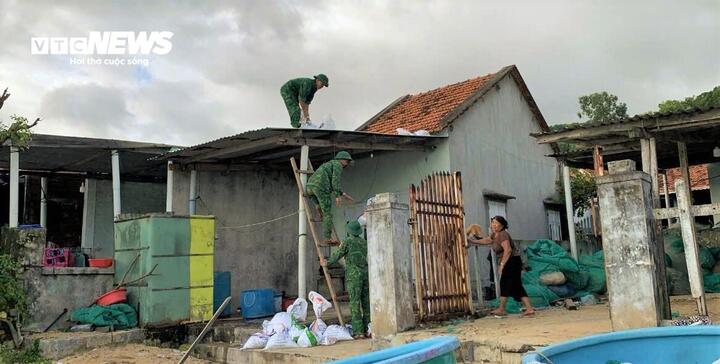 Muôn cách bảo vệ tài sản của người dân Gia Lai, Đắk Lắk trước bão Kalmaegi- Ảnh 10.