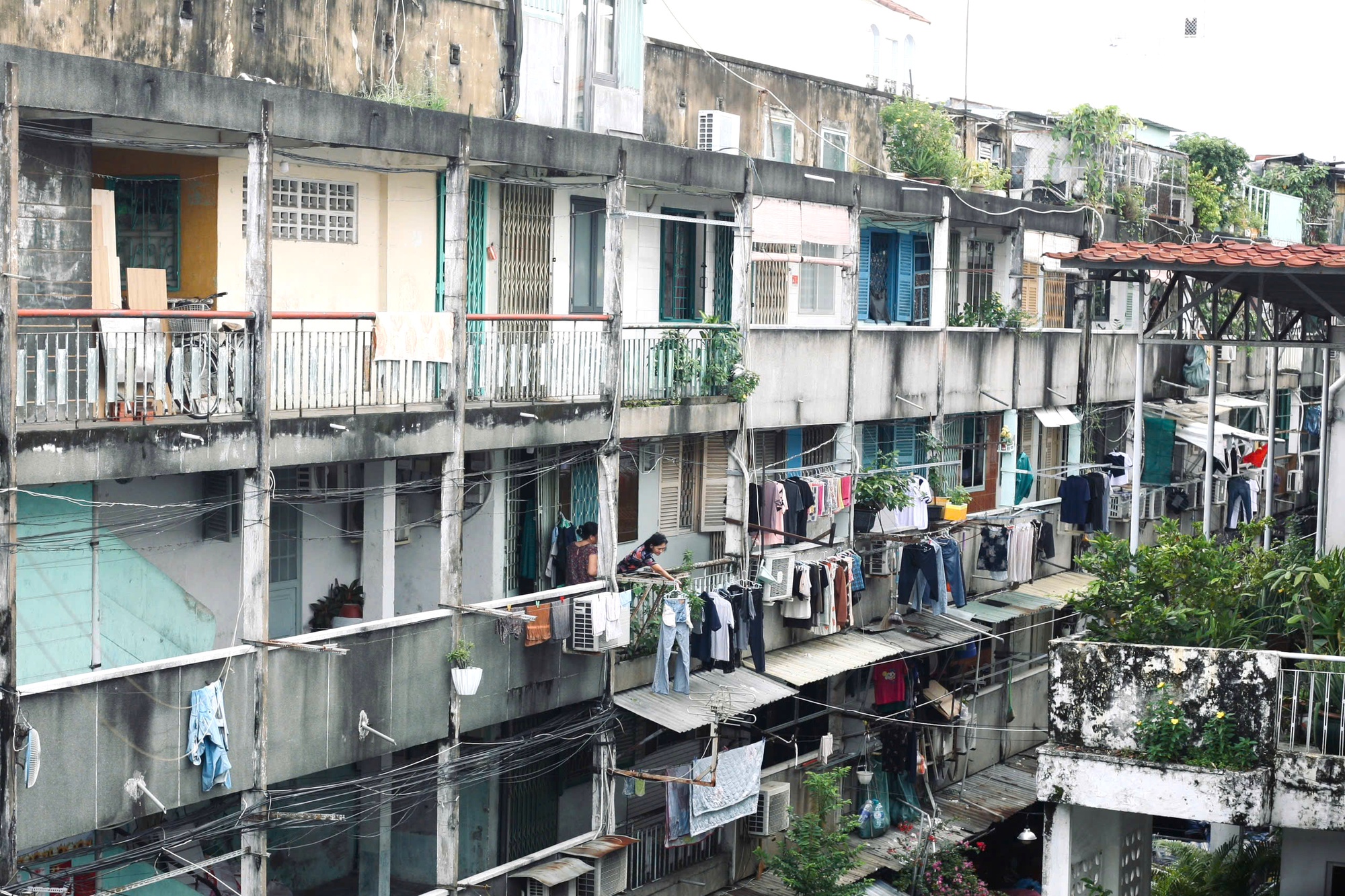 Nỗi niềm bên chung cư cũ- Ảnh 1. Nỗi niềm bên chung cư cũ- Ảnh 1.