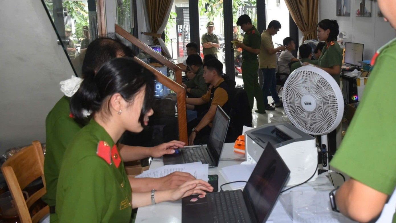 Triệt phá 'lò sản xuất' tài khoản ảo cho đối tượng lừa đảo ở Campuchia- Ảnh 1.