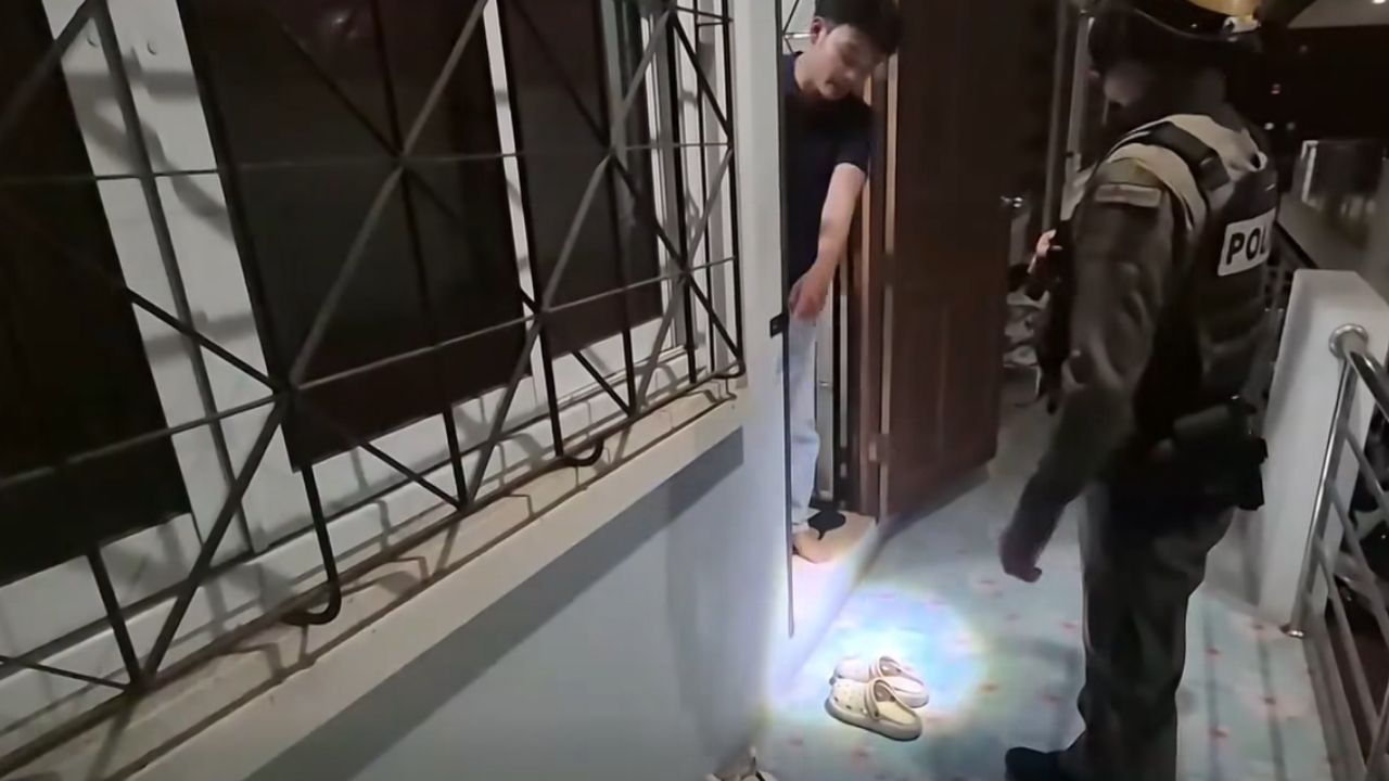 Cô gái mất hết tiền tiết kiệm, khi về nhà nhìn vào đôi giày để trước cửa thì hiểu ra tất cả- Ảnh 1. Cô gái mất hết tiền tiết kiệm, khi về nhà nhìn vào đôi giày để trước cửa thì hiểu ra tất cả- Ảnh 1.