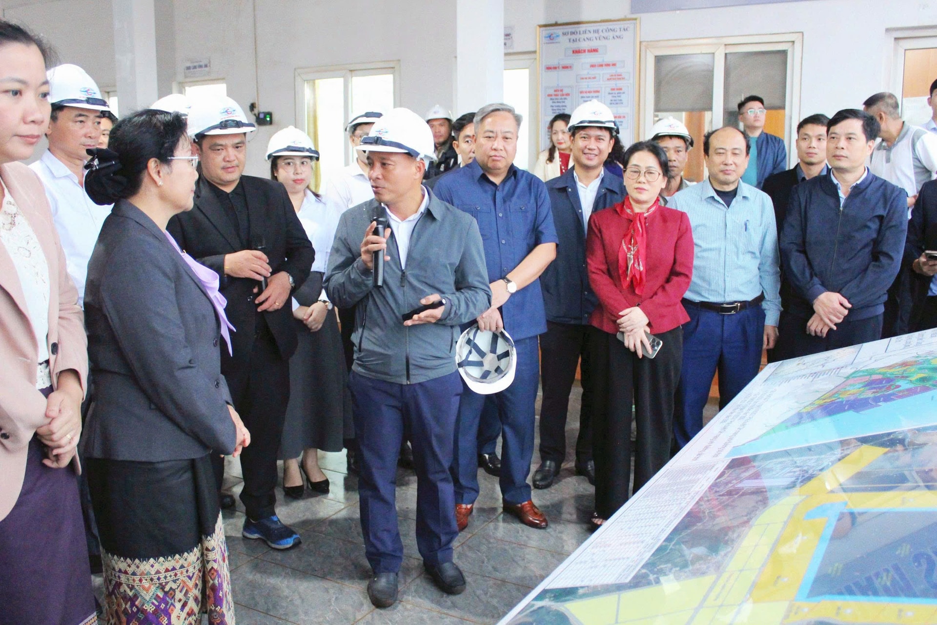 Thăm Khu kinh tế thu hút đầu tư hơn 19 tỷ USD của Việt Nam, lãnh đạo Lào ấn tượng vì điều gì?- Ảnh 2. Thăm Khu kinh tế thu hút đầu tư hơn 19 tỷ USD của Việt Nam, lãnh đạo Lào ấn tượng vì điều gì?- Ảnh 2.