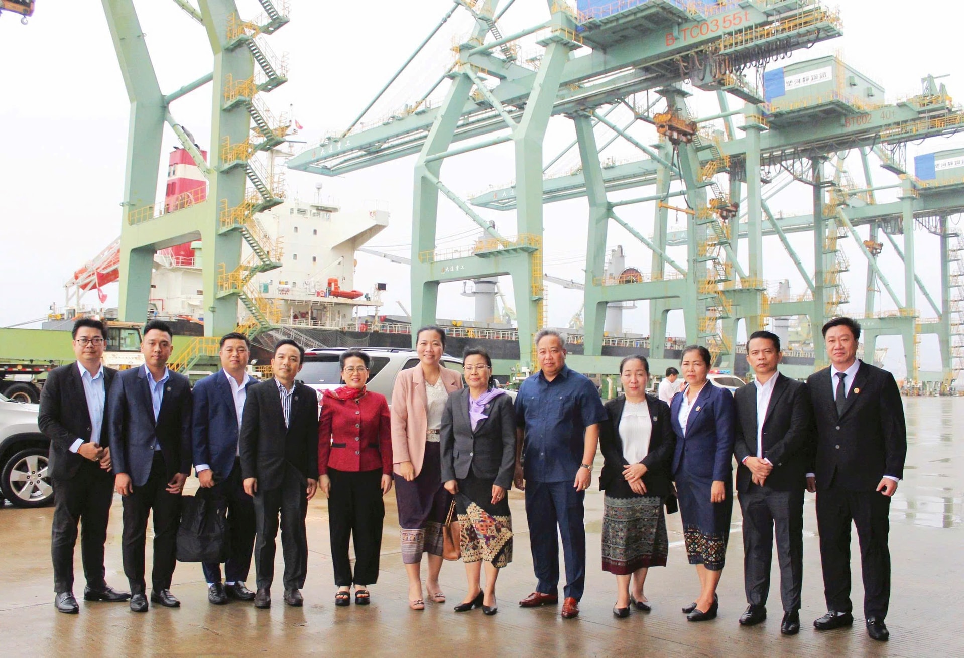 Thăm Khu kinh tế thu hút đầu tư hơn 19 tỷ USD của Việt Nam, lãnh đạo Lào ấn tượng vì điều gì?- Ảnh 4. Thăm Khu kinh tế thu hút đầu tư hơn 19 tỷ USD của Việt Nam, lãnh đạo Lào ấn tượng vì điều gì?- Ảnh 4.