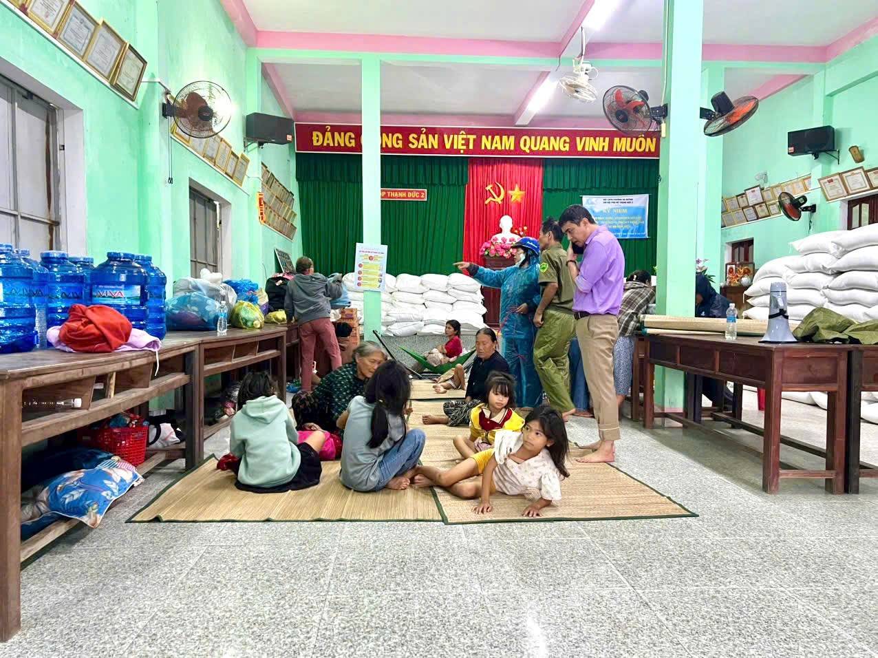 Bộ Quốc phòng và Bộ Xây dựng chỉ đạo ứng phó bão số 13 và sự cố tàu hàng 174.000 tấn- Ảnh 4.