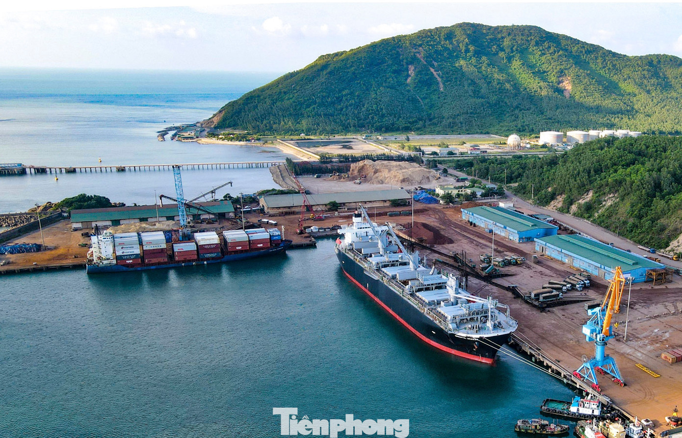 Thăm Khu kinh tế thu hút đầu tư hơn 19 tỷ USD của Việt Nam, lãnh đạo Lào ấn tượng vì điều gì?- Ảnh 5. Thăm Khu kinh tế thu hút đầu tư hơn 19 tỷ USD của Việt Nam, lãnh đạo Lào ấn tượng vì điều gì?- Ảnh 5.