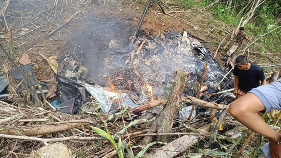 Trực thăng mất liên lạc sau 40 phút cất cánh, đã tìm thấy trong rừng: Hiện trường tìm kiếm gây chú ý- Ảnh 2. Trực thăng mất liên lạc sau 40 phút cất cánh, đã tìm thấy trong rừng: Hiện trường tìm kiếm gây chú ý- Ảnh 2.