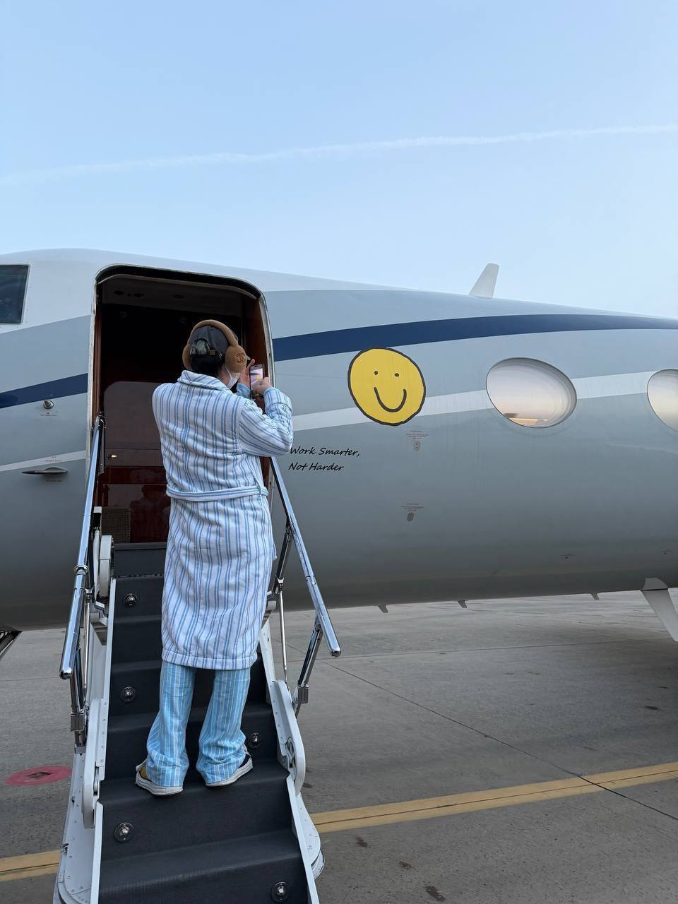 G-Dragon đi chuyên cơ cực đẳng cấp sang Việt Nam, nhìn từ phía sau cũng đủ thấy chất lừ!- Ảnh 1. G-Dragon đi chuyên cơ cực đẳng cấp sang Việt Nam, nhìn từ phía sau cũng đủ thấy chất lừ!- Ảnh 1.