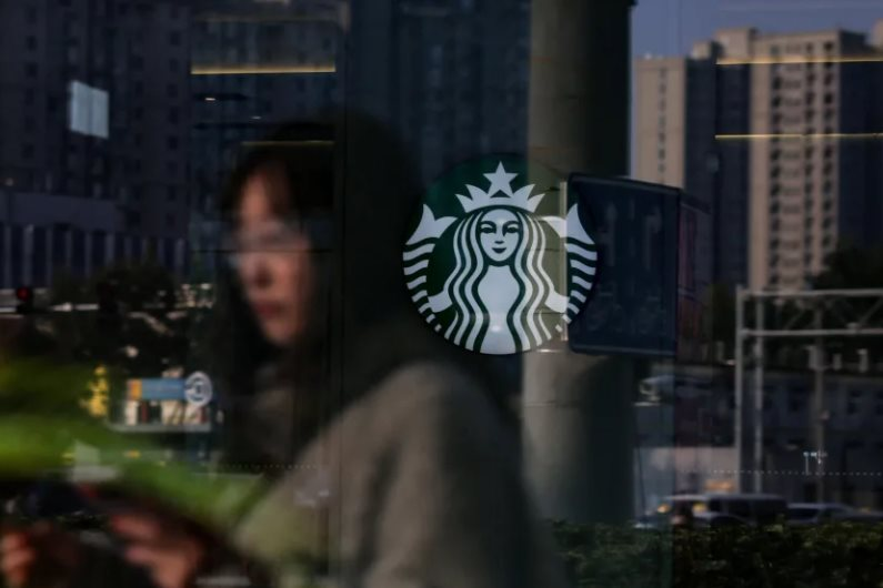 Từng cứ 15 giờ lại mở thêm một cửa hàng mới, vì sao Starbucks giờ đây phải bán một phần hoạt động kinh doanh tại Trung Quốc?- Ảnh 1.
