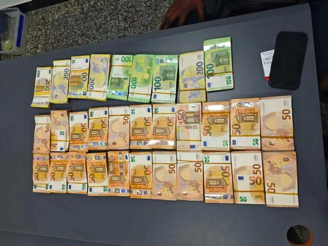 Tịch thu hơn 6,7 tỷ đồng tiền mặt trong balo của 1 du khách khi nhập cảnh tại sân bay- Ảnh 1. Tịch thu hơn 6,7 tỷ đồng tiền mặt trong balo của 1 du khách khi nhập cảnh tại sân bay- Ảnh 1.