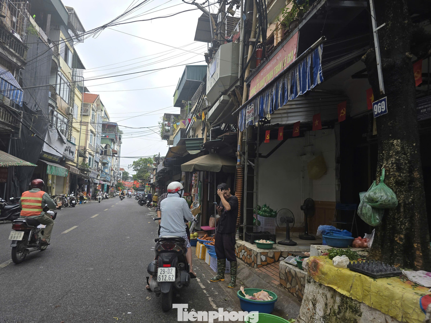 Kỳ lạ nhà 'ôm' cột điện tại phường trung tâm Thủ đô- Ảnh 3.