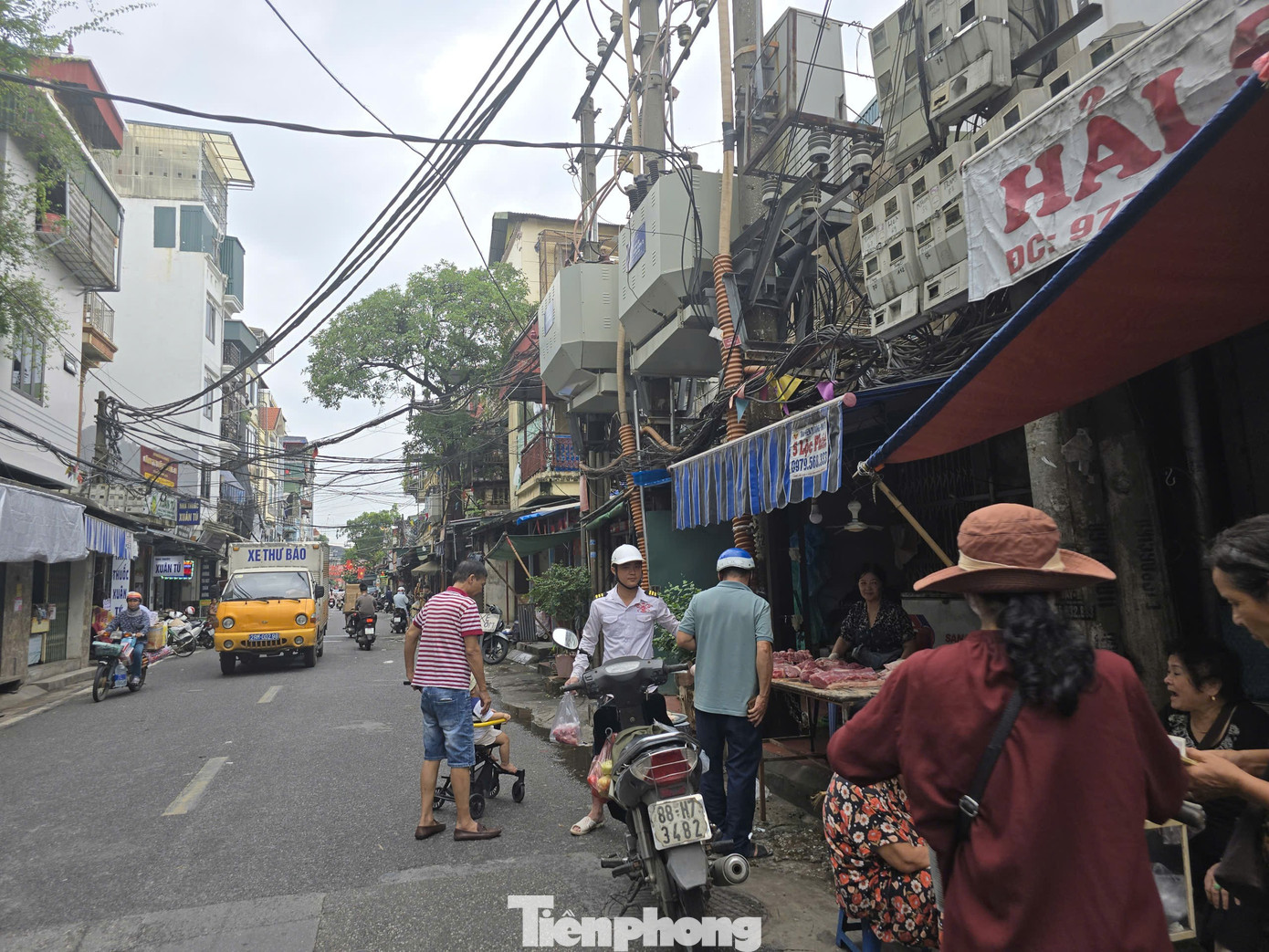 Kỳ lạ nhà 'ôm' cột điện tại phường trung tâm Thủ đô- Ảnh 4.