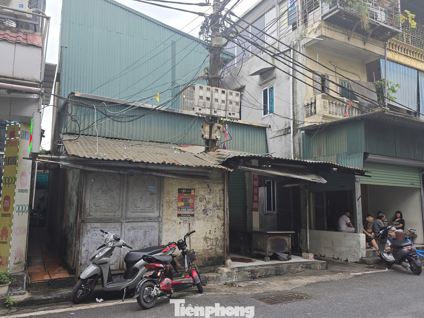 Kỳ lạ nhà 'ôm' cột điện tại phường trung tâm Thủ đô- Ảnh 2.