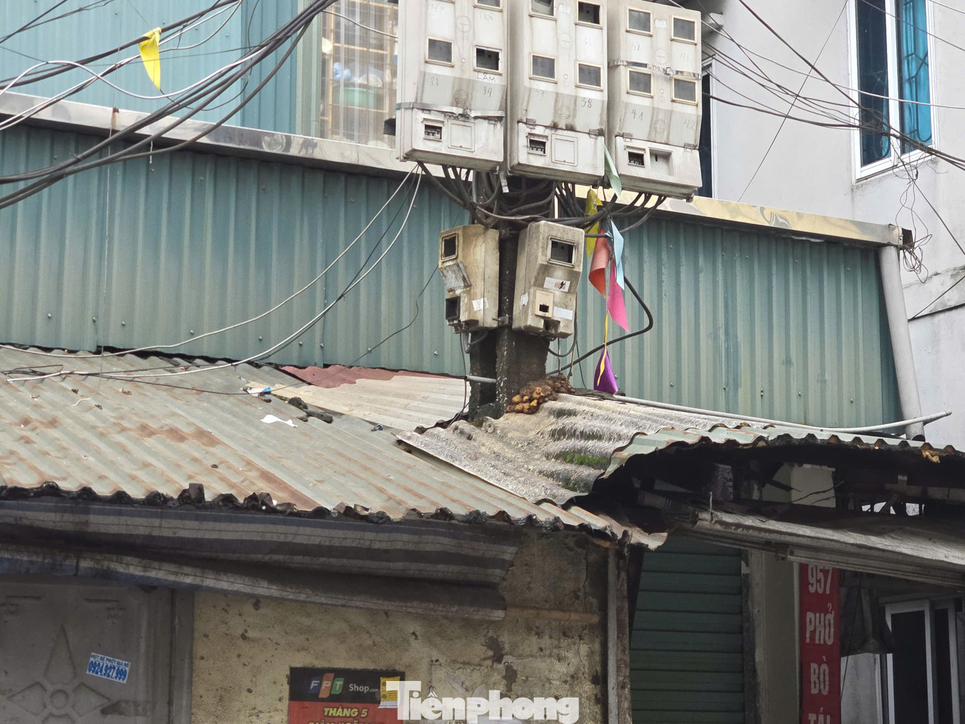 Kỳ lạ nhà 'ôm' cột điện tại phường trung tâm Thủ đô- Ảnh 5.