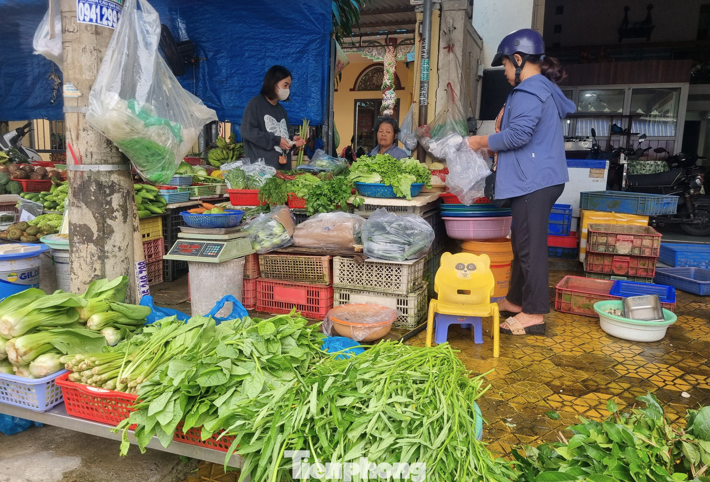 'Mấy hôm nay mua rau đắt hơn cá thịt'- Ảnh 1.