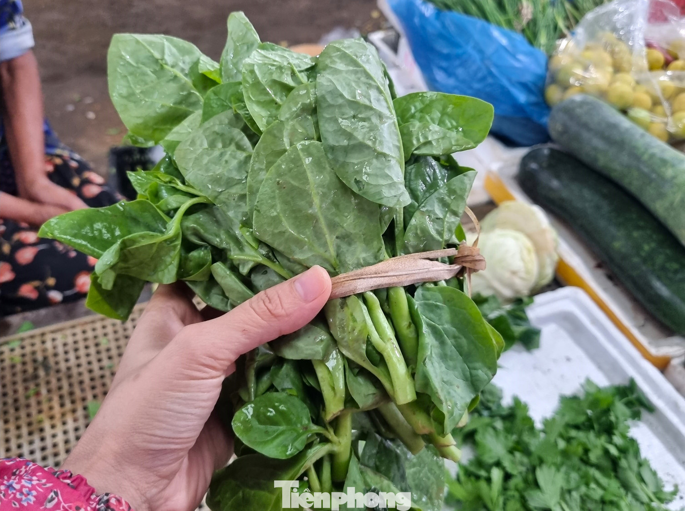 'Mấy hôm nay mua rau đắt hơn cá thịt'- Ảnh 2.