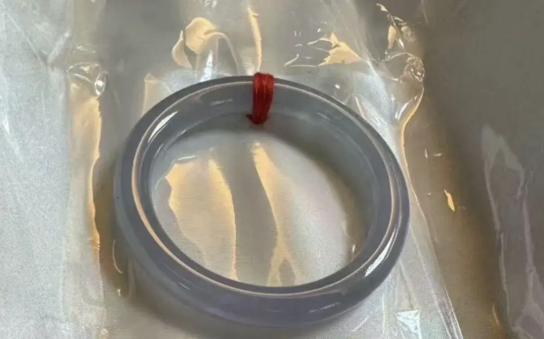 Chủ tiệm gửi vòng ngọc 258 triệu đồng qua đường chuyển phát nhanh, 2 ngày sau khách chỉ nhận được vỏ hộp, công ty vận chuyển tuyên bố: "Chỉ bồi thường 2,9 triệu"- Ảnh 1. Chủ tiệm gửi vòng ngọc 258 triệu đồng qua đường chuyển phát nhanh, 2 ngày sau khách chỉ nhận được vỏ hộp, công ty vận chuyển tuyên bố: "Chỉ bồi thường 2,9 triệu"- Ảnh 1.