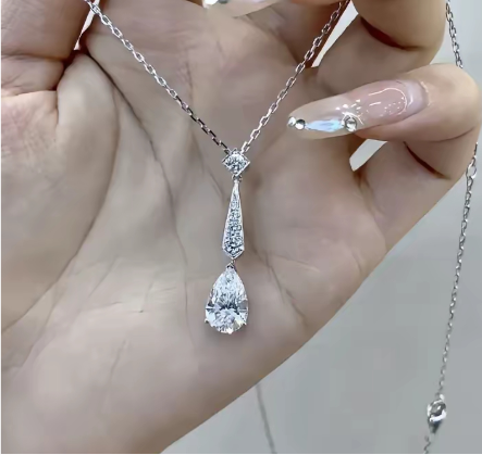 Cô gái làm rơi trang sức gần 700 triệu đồng, đồng nghiệp nhặt được đòi 180 triệu đồng "cảm ơn" như đã hứa: Tòa phán "anh không được 1 đồng nào"- Ảnh 1. Cô gái làm rơi trang sức gần 700 triệu đồng, đồng nghiệp nhặt được đòi 180 triệu đồng "cảm ơn" như đã hứa: Tòa phán "anh không được 1 đồng nào"- Ảnh 1.