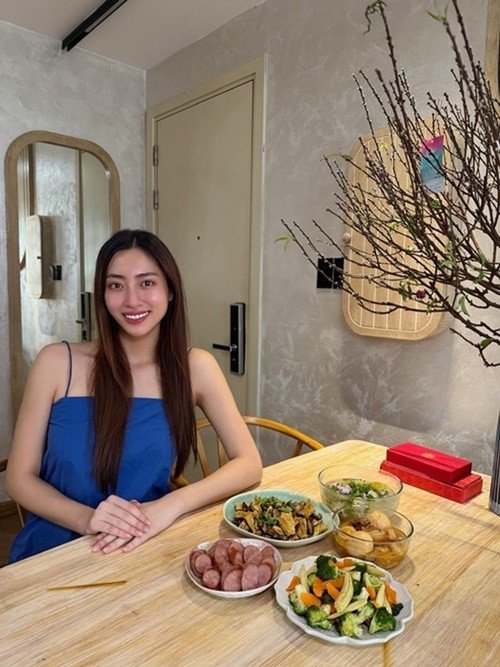 Hoa hậu Lương Thùy Linh nấu thịt rang cháy cạnh mà bị dân mạng 