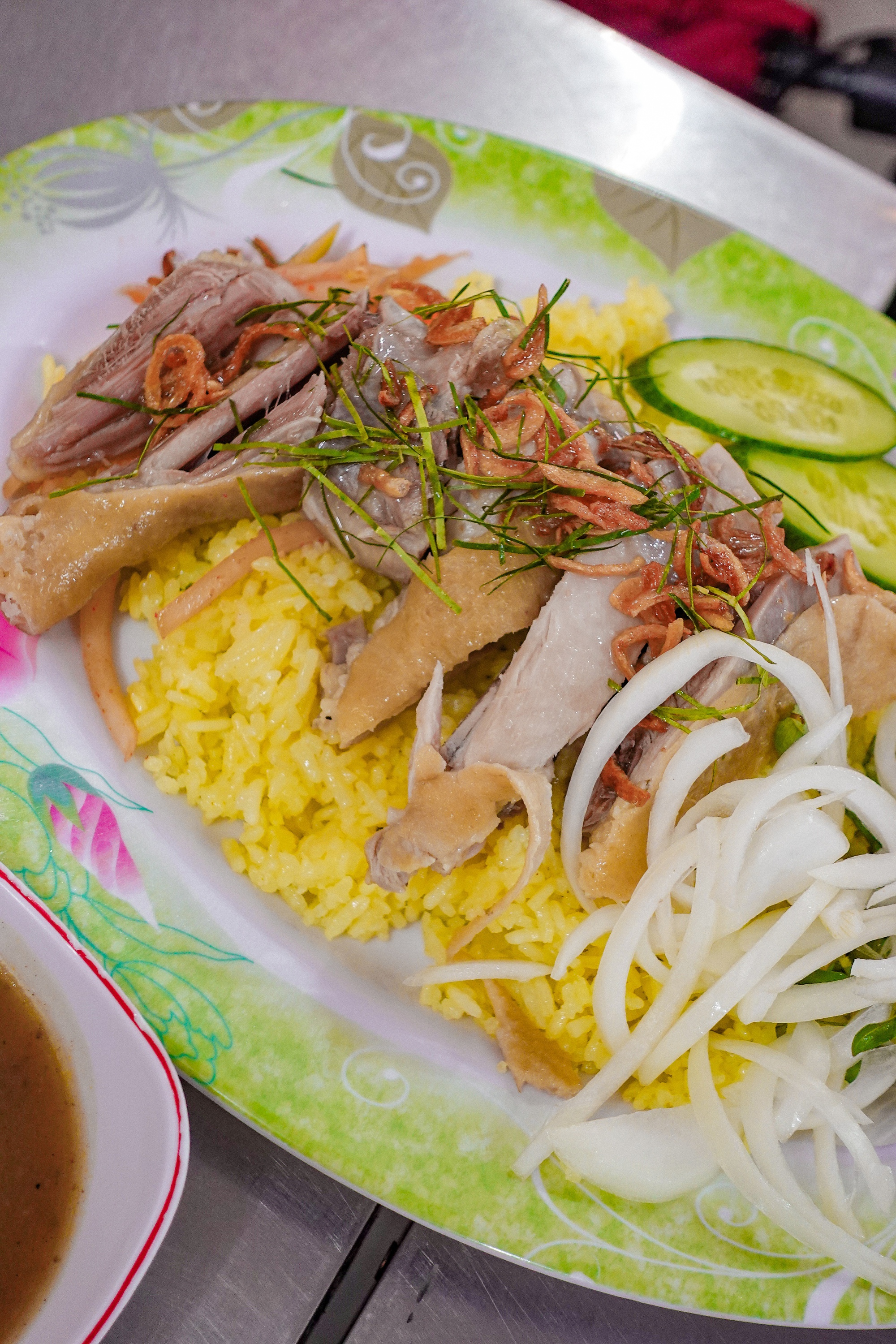 Thực hư món cơm gà ở Việt Nam cấm người dưới 18 tuổi- Ảnh 2. Thực hư món cơm gà ở Việt Nam cấm người dưới 18 tuổi- Ảnh 2.