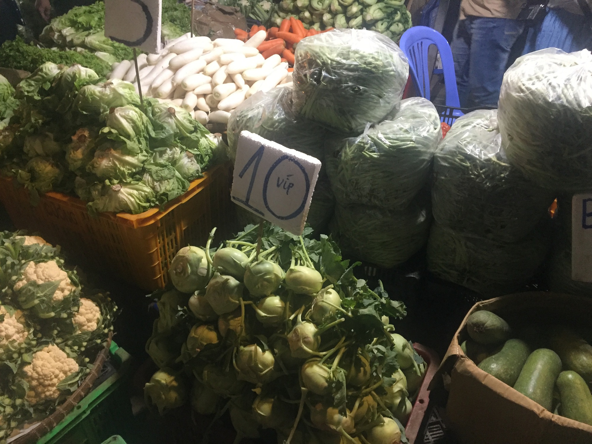 Giá rau củ tăng mạnh sau bão- Ảnh 1. Giá rau củ tăng mạnh sau bão- Ảnh 1.