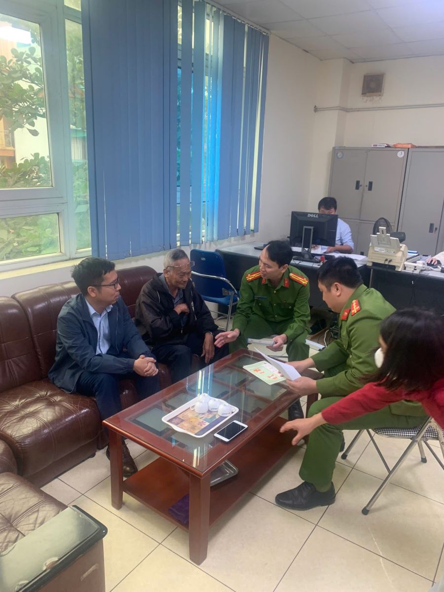 Nhiều người cao tuổi đến Agribank, BIDV, VietinBank,... để rút sổ tiết kiệm, chuyển khoản một lúc cả trăm triệu: Nhân viên từ chối giao dịch và mời công an sau khi thấy dấu hiệu bất thường- Ảnh 2. Nhiều người cao tuổi đến Agribank, BIDV, VietinBank,... để rút sổ tiết kiệm, chuyển khoản một lúc cả trăm triệu: Nhân viên từ chối giao dịch và mời công an sau khi thấy dấu hiệu bất thường- Ảnh 2.