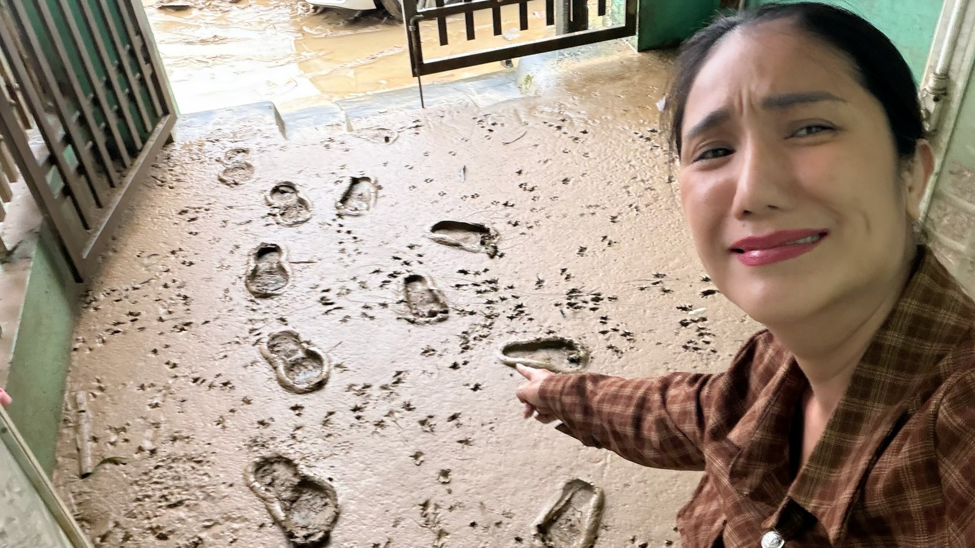 Hãi hùng cảnh tượng nhà sao Vbiz tan hoang, đầy bùn đất sau khi cơn bão 13 càn quét qua- Ảnh 2. Hãi hùng cảnh tượng nhà sao Vbiz tan hoang, đầy bùn đất sau khi cơn bão 13 càn quét qua- Ảnh 2.