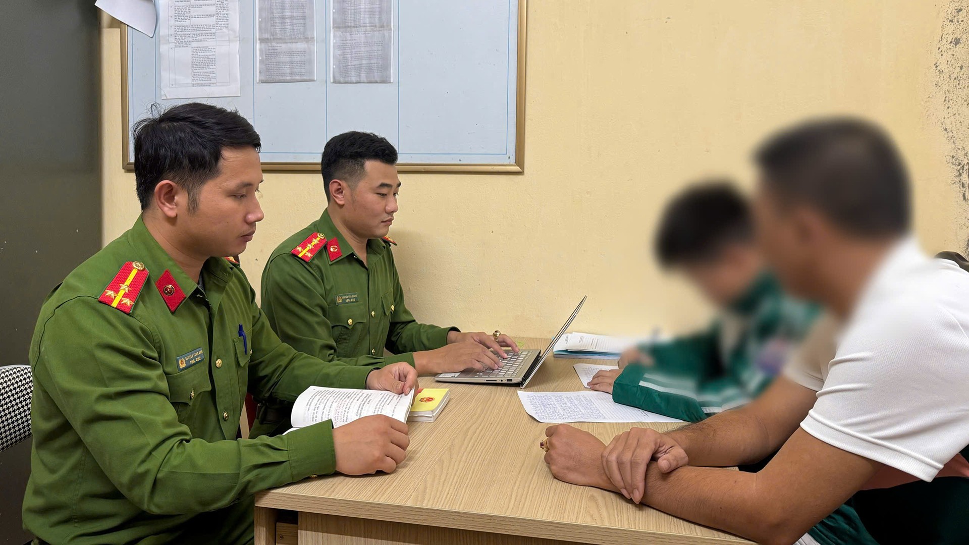 Bố nam sinh lớp 8 bị bạn đẩy xuống hồ tiết lộ: "Nghe con trao đổi, bạn kia cũng kể dăm ba câu chuyện về chém giết nhau trên mạng"- Ảnh 2. Bố nam sinh lớp 8 bị bạn đẩy xuống hồ tiết lộ: "Nghe con trao đổi, bạn kia cũng kể dăm ba câu chuyện về chém giết nhau trên mạng"- Ảnh 2.