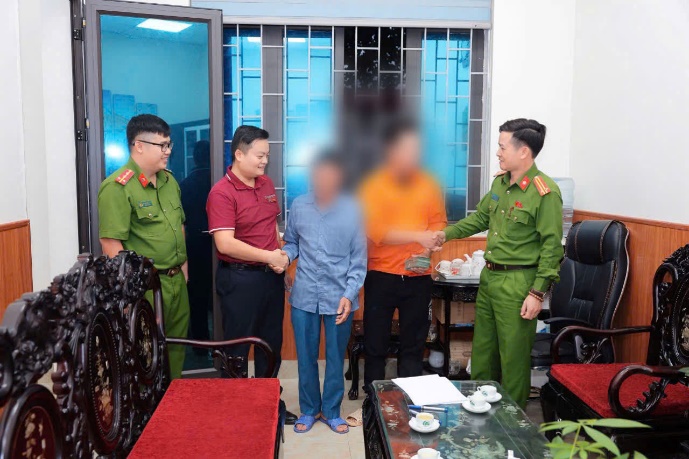 Nhiều người cao tuổi đến Agribank, BIDV, VietinBank,... để rút sổ tiết kiệm, chuyển khoản một lúc cả trăm triệu: Nhân viên từ chối giao dịch và mời công an sau khi thấy dấu hiệu bất thường- Ảnh 1. Nhiều người cao tuổi đến Agribank, BIDV, VietinBank,... để rút sổ tiết kiệm, chuyển khoản một lúc cả trăm triệu: Nhân viên từ chối giao dịch và mời công an sau khi thấy dấu hiệu bất thường- Ảnh 1.