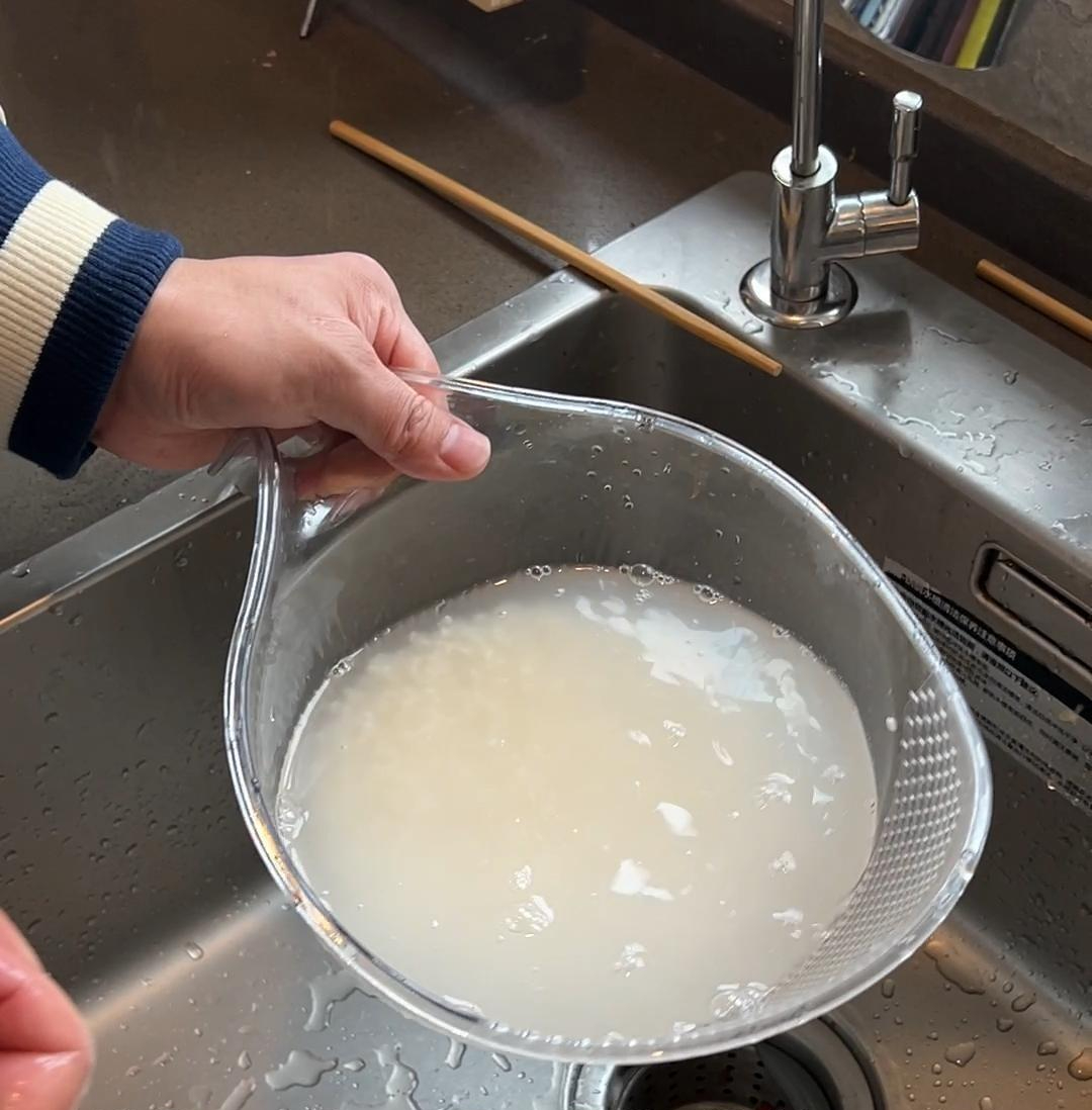 Lau nhà bằng nước là vô nghĩa: Thêm 1 thứ này vào, sàn sáng như gương suốt cả tuần!- Ảnh 1. Lau nhà bằng nước là vô nghĩa: Thêm 1 thứ này vào, sàn sáng như gương suốt cả tuần!- Ảnh 1.