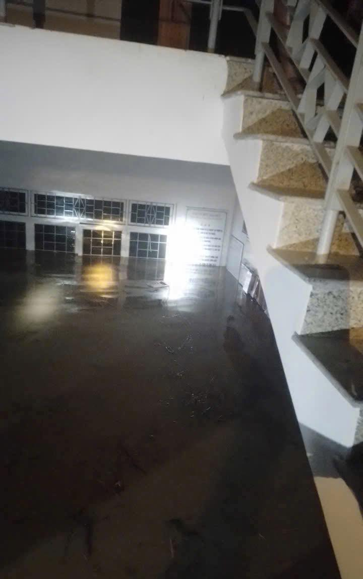 Hãi hùng cảnh tượng nhà sao Vbiz tan hoang, đầy bùn đất sau khi cơn bão 13 càn quét qua- Ảnh 6. Hãi hùng cảnh tượng nhà sao Vbiz tan hoang, đầy bùn đất sau khi cơn bão 13 càn quét qua- Ảnh 6.