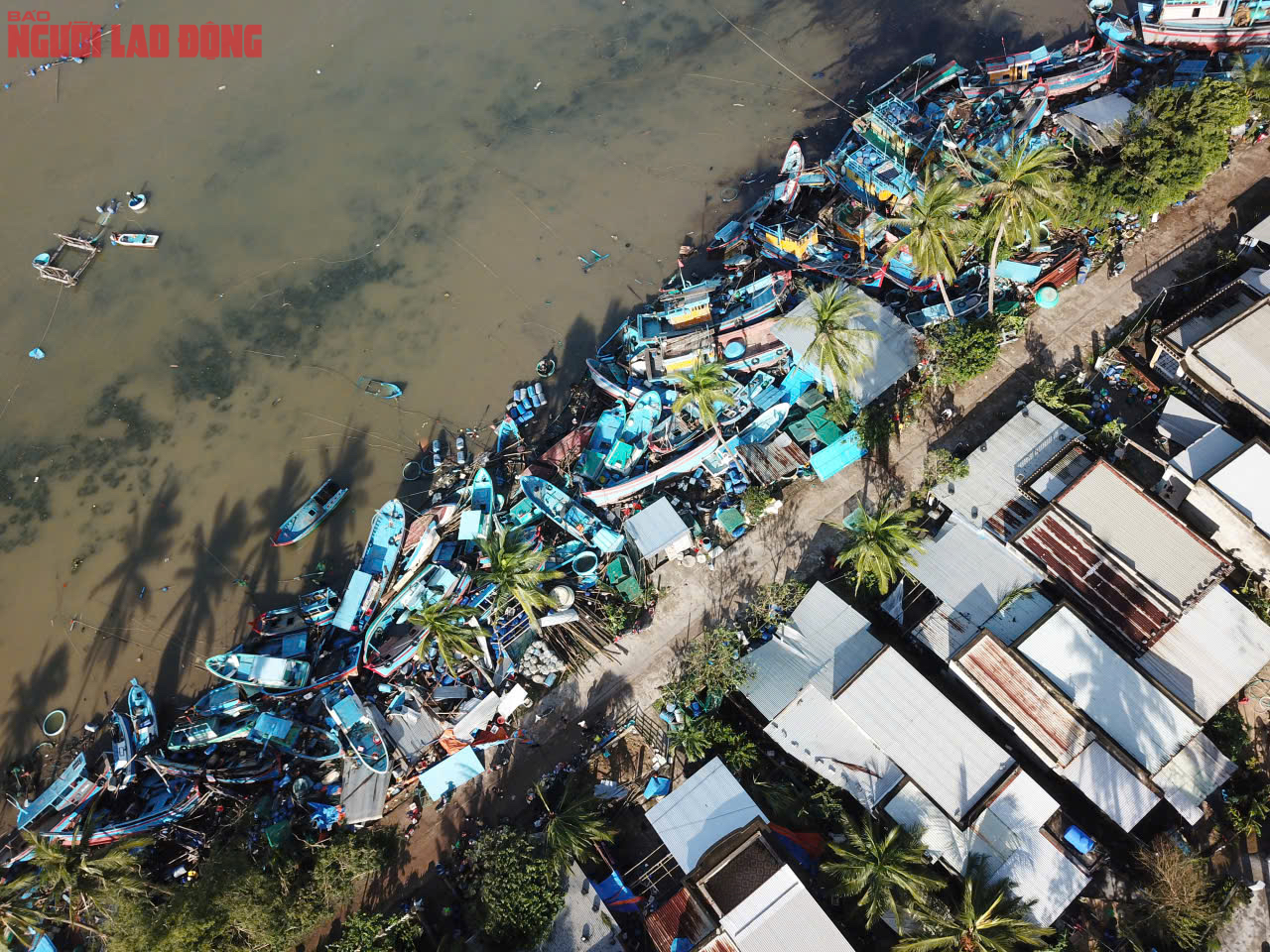 Đắk Lắk: Hàng trăm tàu cá chồng chất lên nhau sau bão số 13, ngư dân bật khóc- Ảnh 2. Đắk Lắk: Hàng trăm tàu cá chồng chất lên nhau sau bão số 13, ngư dân bật khóc- Ảnh 2.