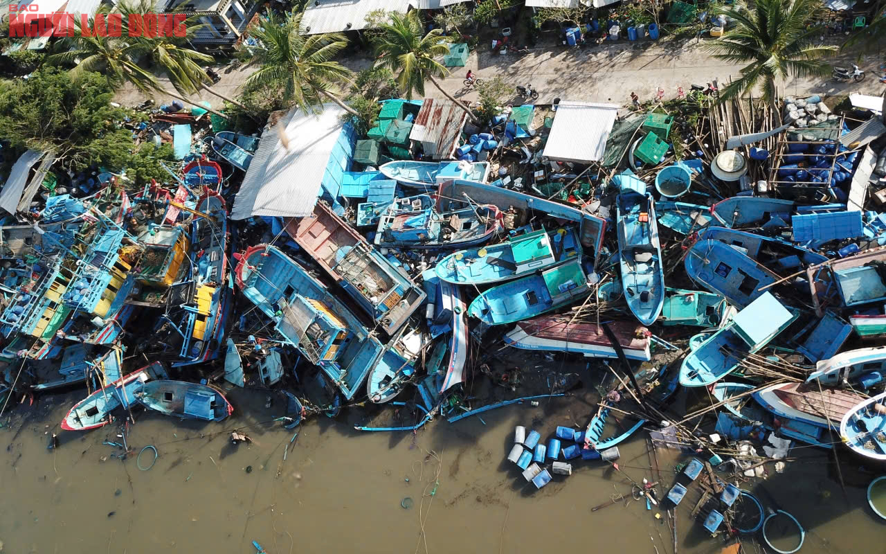 Đắk Lắk: Hàng trăm tàu cá chồng chất lên nhau sau bão số 13, ngư dân bật khóc- Ảnh 3. Đắk Lắk: Hàng trăm tàu cá chồng chất lên nhau sau bão số 13, ngư dân bật khóc- Ảnh 3.