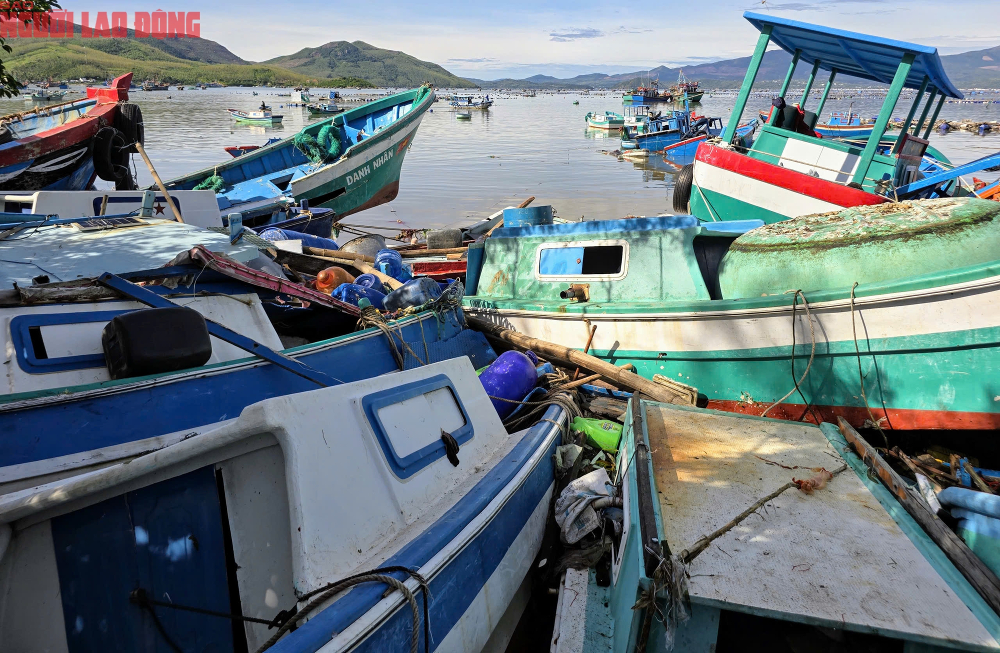 Đắk Lắk: Hàng trăm tàu cá chồng chất lên nhau sau bão số 13, ngư dân bật khóc- Ảnh 5. Đắk Lắk: Hàng trăm tàu cá chồng chất lên nhau sau bão số 13, ngư dân bật khóc- Ảnh 5.