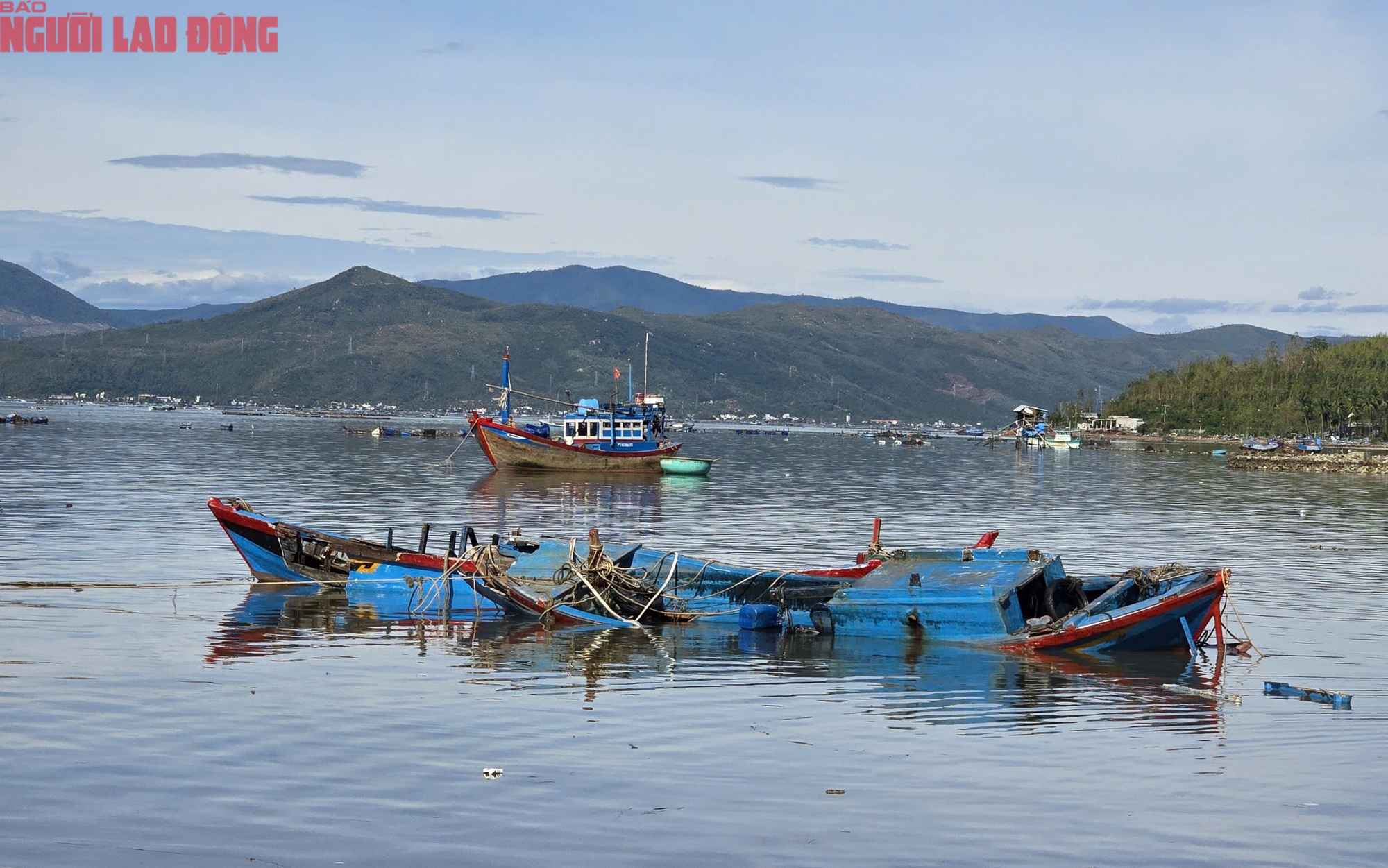 Đắk Lắk: Hàng trăm tàu cá chồng chất lên nhau sau bão số 13, ngư dân bật khóc- Ảnh 7. Đắk Lắk: Hàng trăm tàu cá chồng chất lên nhau sau bão số 13, ngư dân bật khóc- Ảnh 7.