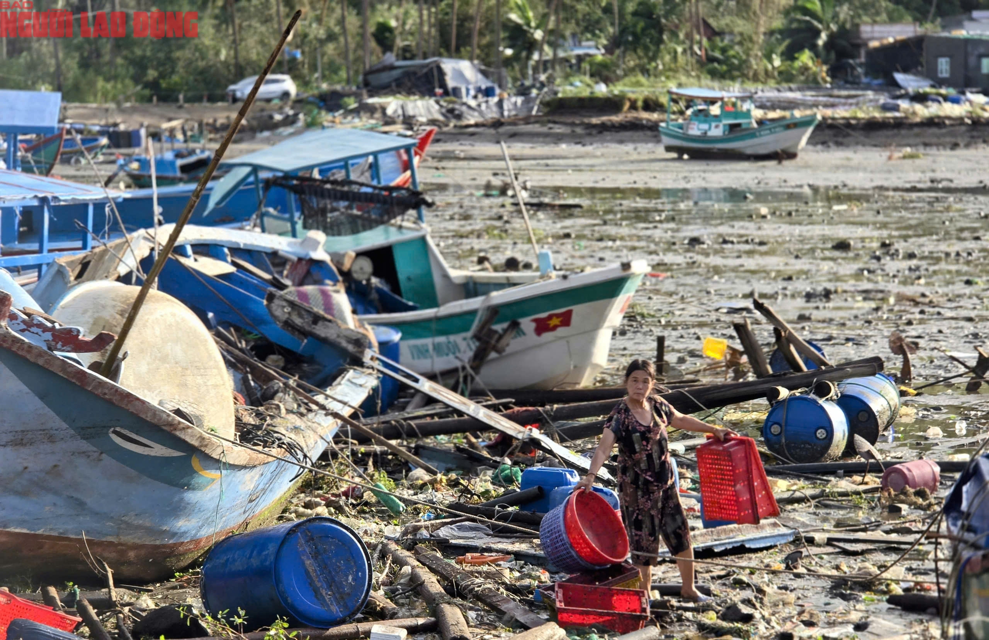 Đắk Lắk: Hàng trăm tàu cá chồng chất lên nhau sau bão số 13, ngư dân bật khóc- Ảnh 10. Đắk Lắk: Hàng trăm tàu cá chồng chất lên nhau sau bão số 13, ngư dân bật khóc- Ảnh 10.