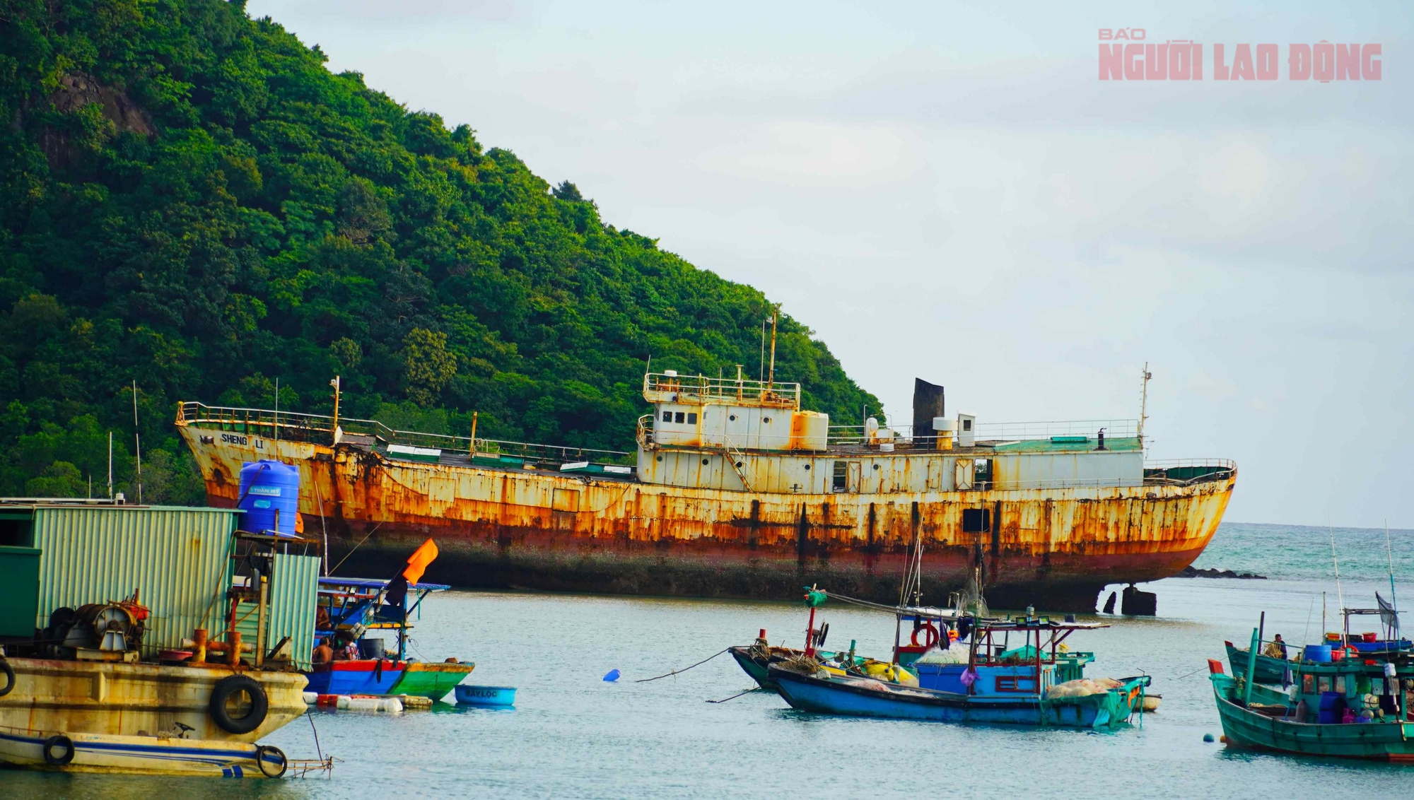 Tàu "Sheng Li" rời Côn Đảo, khép lại hành trình con tàu bỏ hoang từng gây sốt mạng xã hội- Ảnh 1. Tàu "Sheng Li" rời Côn Đảo, khép lại hành trình con tàu bỏ hoang từng gây sốt mạng xã hội- Ảnh 1.