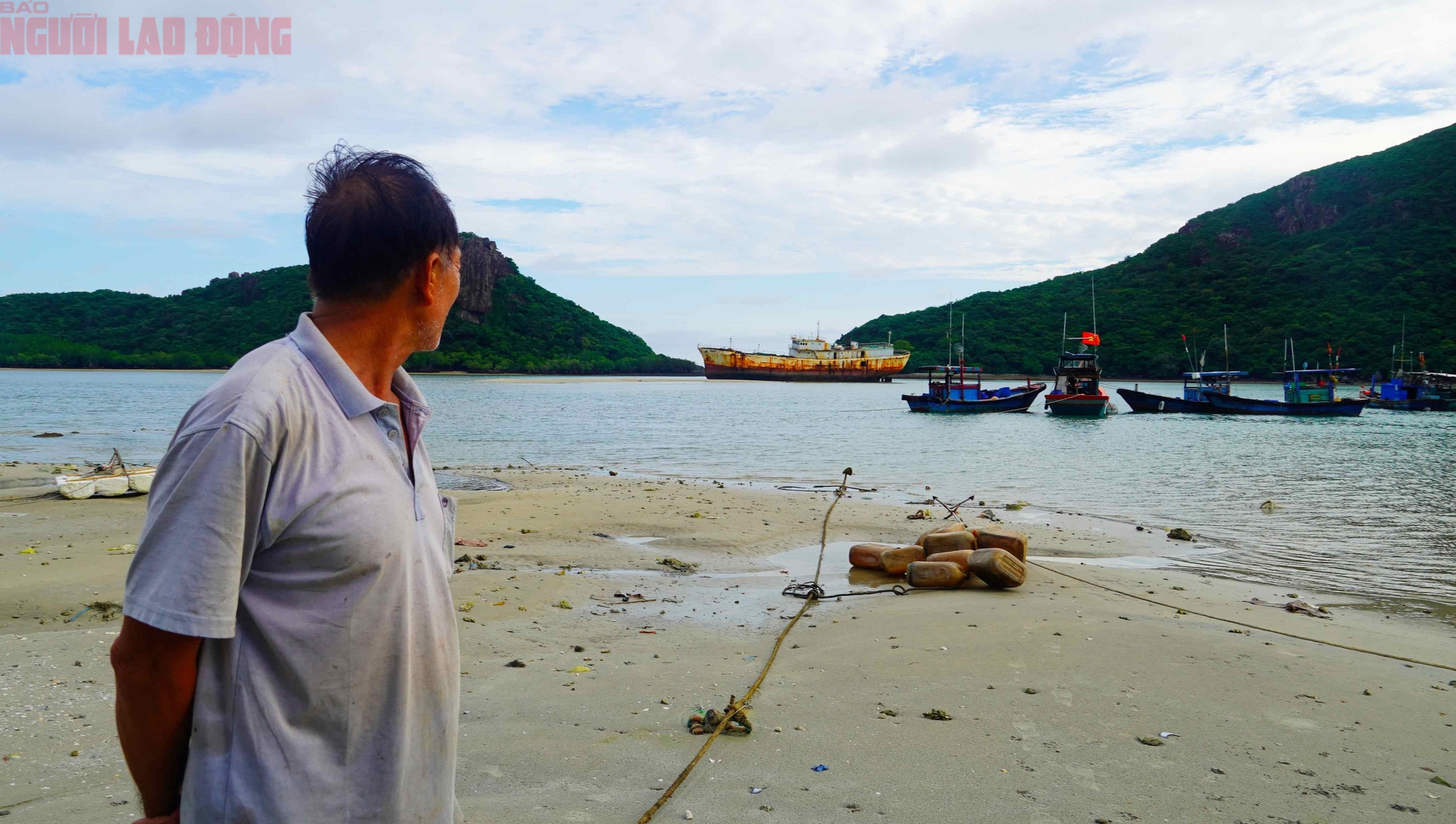 Tàu "Sheng Li" rời Côn Đảo, khép lại hành trình con tàu bỏ hoang từng gây sốt mạng xã hội- Ảnh 2. Tàu "Sheng Li" rời Côn Đảo, khép lại hành trình con tàu bỏ hoang từng gây sốt mạng xã hội- Ảnh 2.
