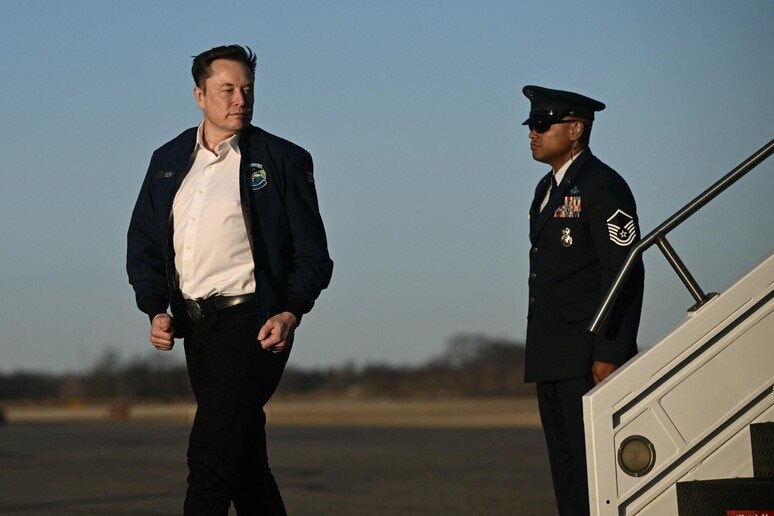 Phát 3.000 USD cho mỗi người dân Mỹ, mua toàn bộ xe hơi cả nước, tặng cả thế giới mỗi người 12 lon Coca: Elon Musk có thể làm gì với 1.000 tỷ USD tiền thưởng?- Ảnh 2.