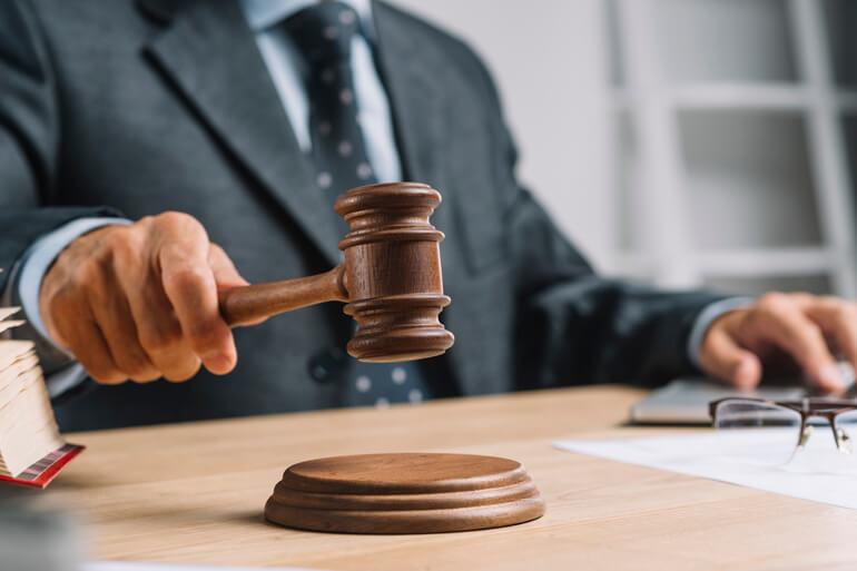 Cô gái làm rơi trang sức gần 700 triệu đồng, đồng nghiệp nhặt được đòi 180 triệu đồng "cảm ơn" như đã hứa: Tòa phán "anh không được 1 đồng nào"- Ảnh 2. Cô gái làm rơi trang sức gần 700 triệu đồng, đồng nghiệp nhặt được đòi 180 triệu đồng "cảm ơn" như đã hứa: Tòa phán "anh không được 1 đồng nào"- Ảnh 2.