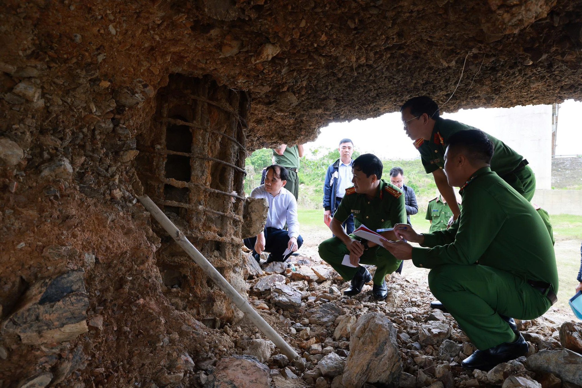Cầu Sông Lô bị hư hỏng nặng: Nhà thầu đề xuất tự bỏ tiền sửa chữa- Ảnh 2.