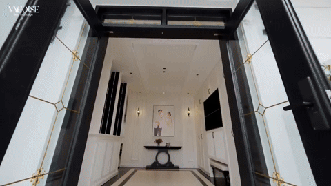 Video: Cận cảnh biệt thự chục tỷ của Thành Chung và vợ hot girl, được khen đẹp hơn cả nhà Văn Hậu - Hải My- Ảnh 3. Video: Cận cảnh biệt thự chục tỷ của Thành Chung và vợ hot girl, được khen đẹp hơn cả nhà Văn Hậu - Hải My- Ảnh 3.