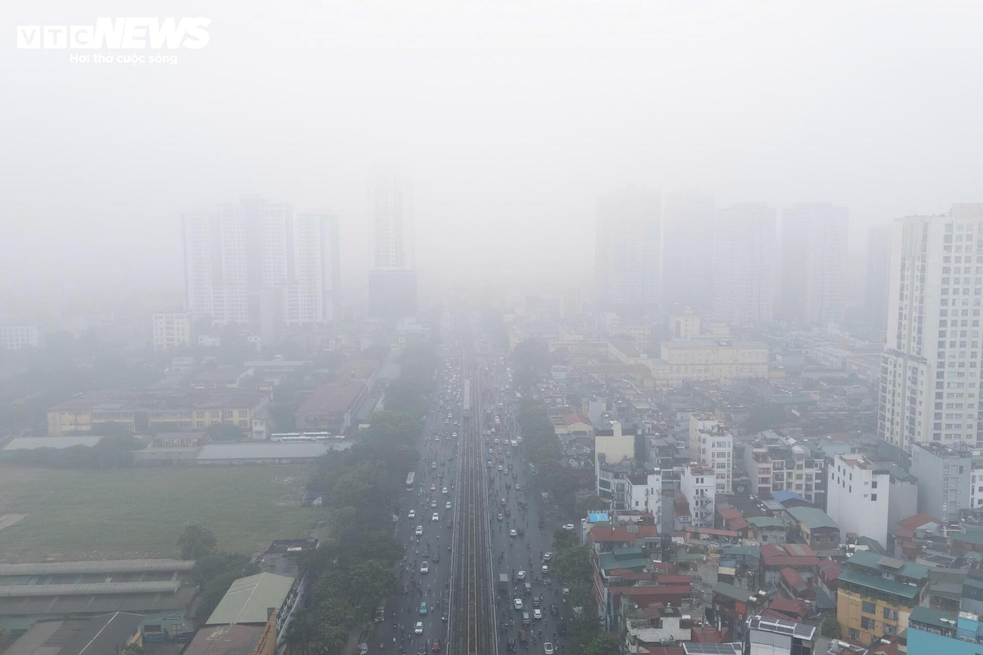 Hà Nội mờ sương, đặc bụi, người dân khổ sở đi làm- Ảnh 1.