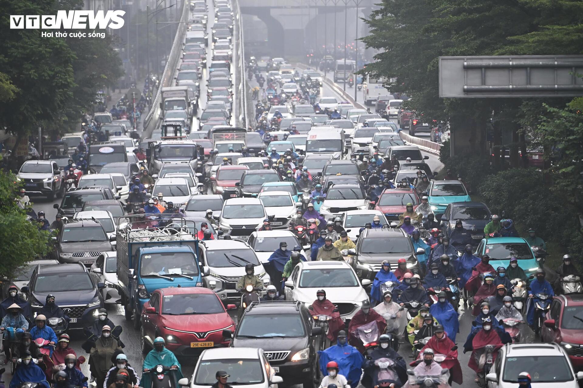 Hà Nội mờ sương, đặc bụi, người dân khổ sở đi làm- Ảnh 10.