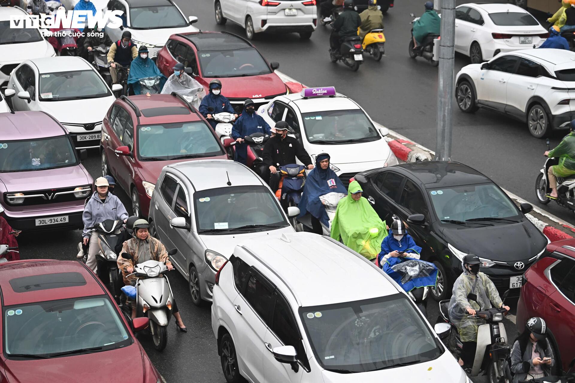 Hà Nội mờ sương, đặc bụi, người dân khổ sở đi làm- Ảnh 12.