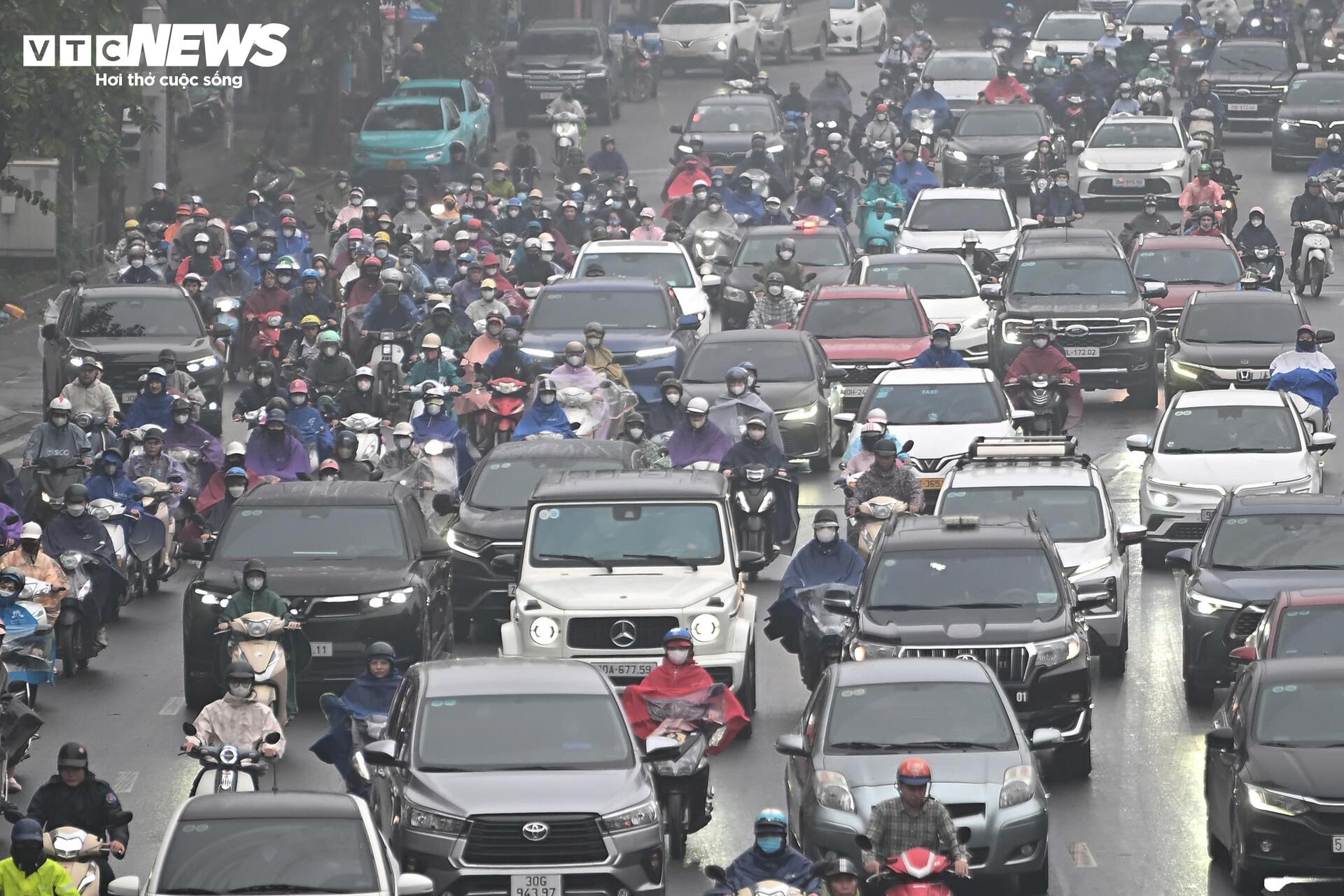 Hà Nội mờ sương, đặc bụi, người dân khổ sở đi làm- Ảnh 11.