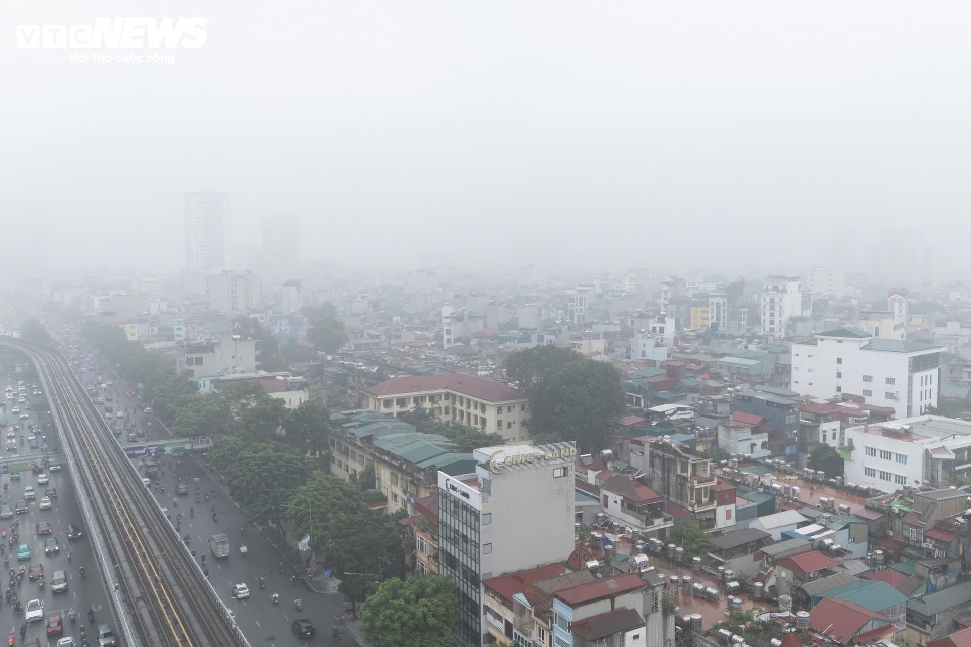 Hà Nội mờ sương, đặc bụi, người dân khổ sở đi làm- Ảnh 13.