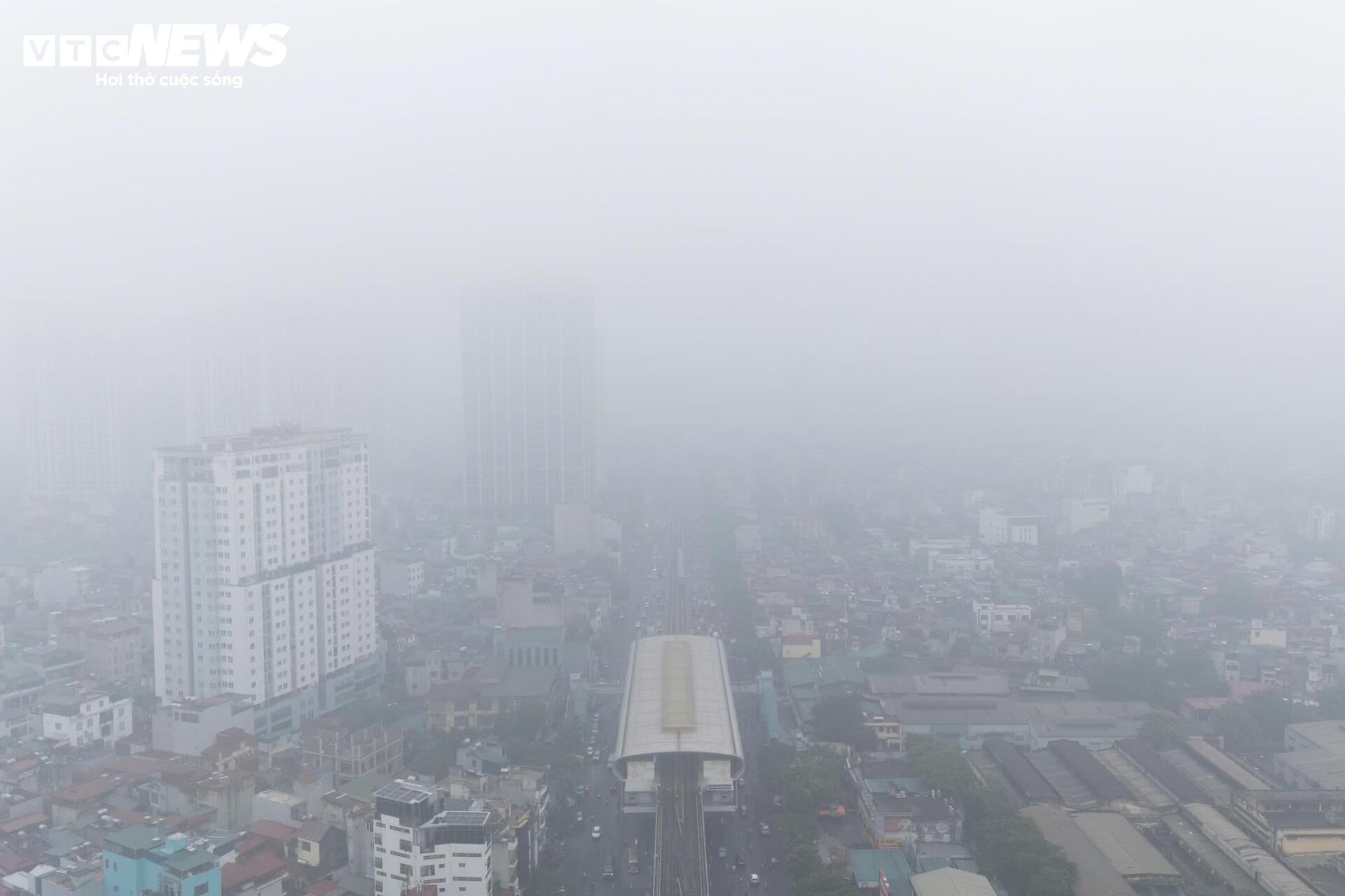 Hà Nội mờ sương, đặc bụi, người dân khổ sở đi làm- Ảnh 2.