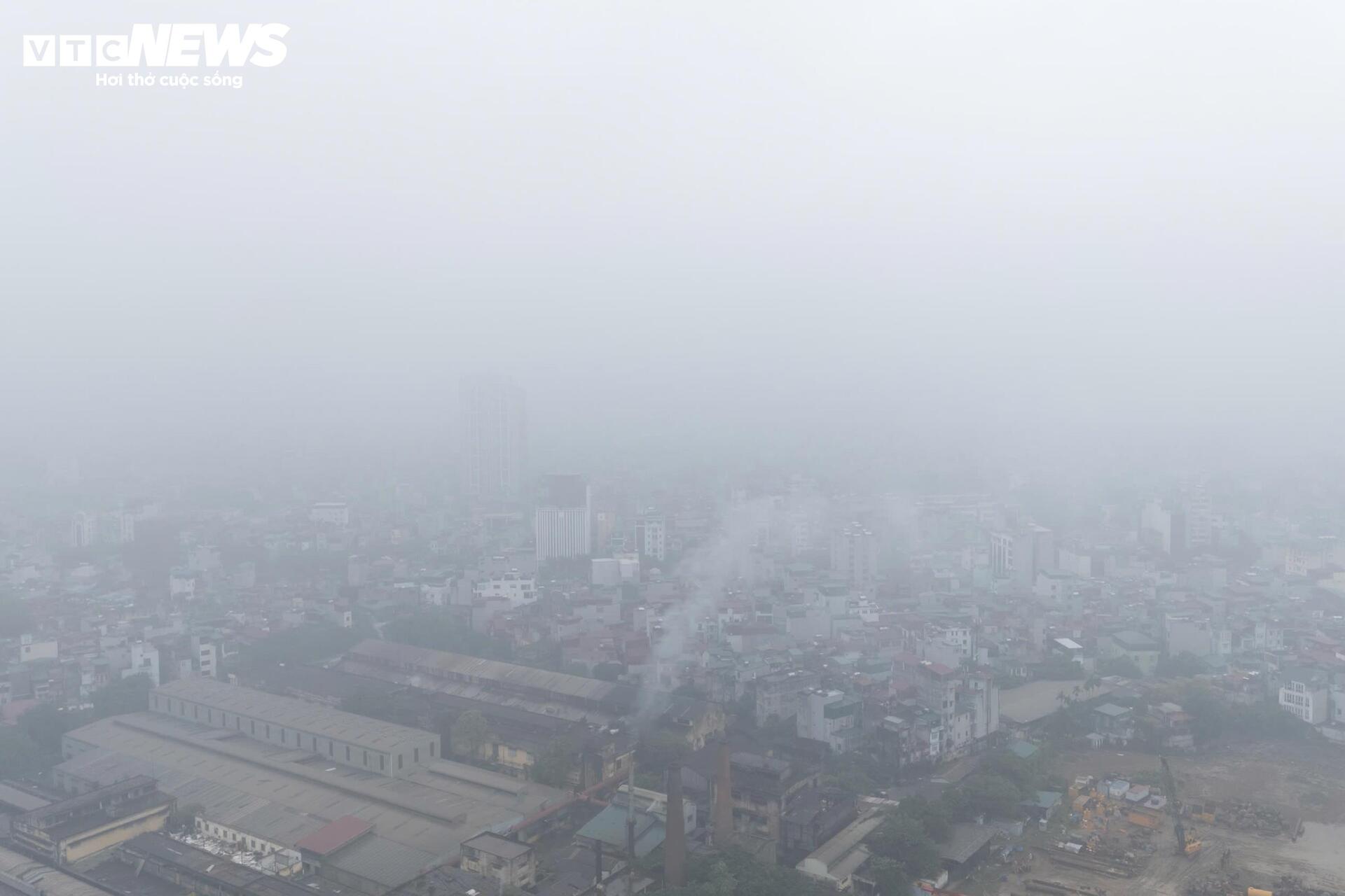 Hà Nội mờ sương, đặc bụi, người dân khổ sở đi làm- Ảnh 3.